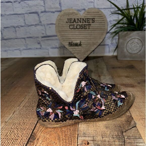 LLANI x ANTHROPOLOGIE suede Embroidered Slippers - Picture 9 of 13